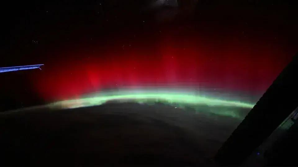 Astronauta da NASA registra aurora vermelha impressionante no espaço